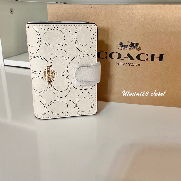 Coach Handbags - 💯🆕Coach Wallet/Chalk/signature 🆕